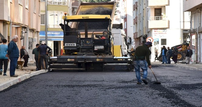 Çorlu’da asfalt serim çalışmaları devam ediyor
