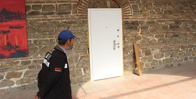 Şaşırtan görüntü! Tarihi handa her yer çelik kapı
