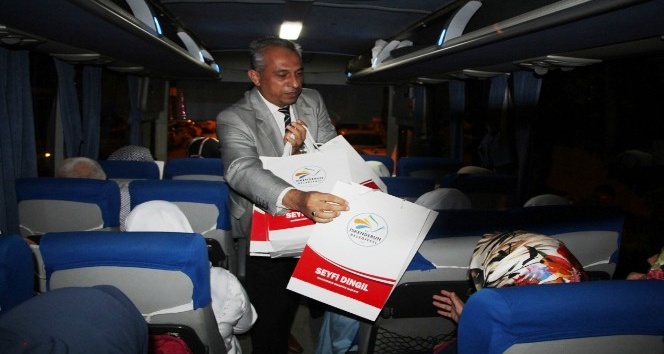 Başkan Seyfi Dingil’den umre yolcularına hediye