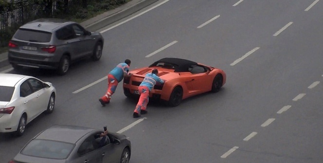 Milyon dolarlık araba yolda kaldı! Görenler şaşkına döndü