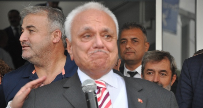 Eski Turizm Bakanı Atilla Koç, gözyaşlarını tutamadı
