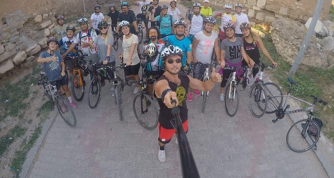 İznik’li bisikletçiler 400 kilometre pedal sürüp Anıtkabir ve Beştepe’ye çıkarma yapacak