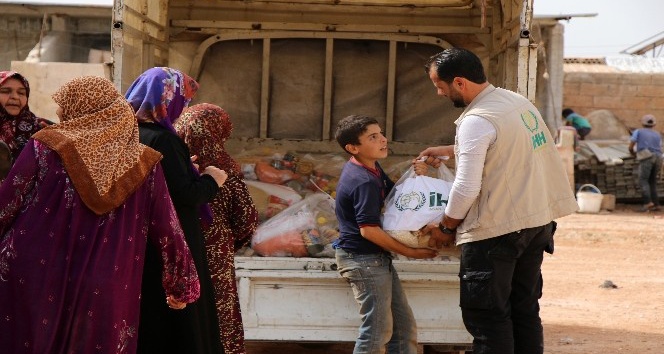 İHH’dan İdlib’teki yetim ailelerine gıda yardımı