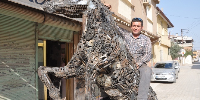 Yaptığı at heykeli için yarım ton hurda kullandı