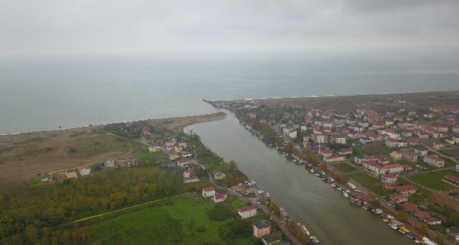 Karadeniz’in giderek yaklaştığı mahalle mendirek çakılmazsa sular altında kalacak
