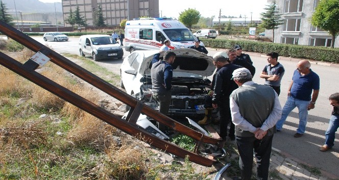 Elektrik direğine çarpan otomobilde anne ve çocuğu yaralandı