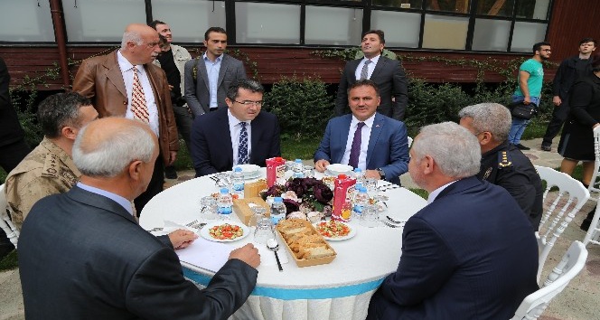 Gümüşhane’de muhtarlar yemekte buluştu