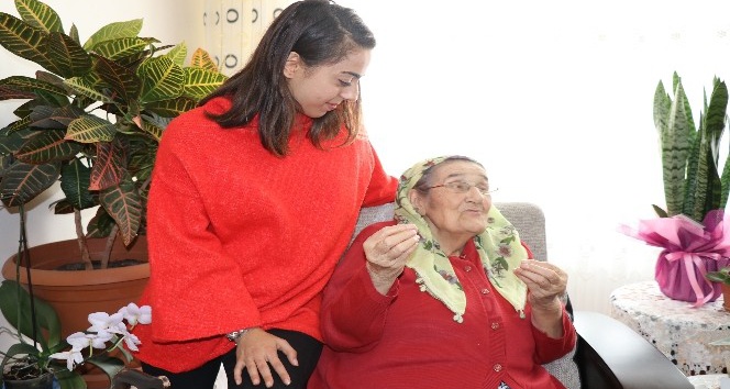 Yaşlı vatandaşlar, ‘Sevgi Eli’ terapisiyle yalnız olmadıklarını hissediyor
