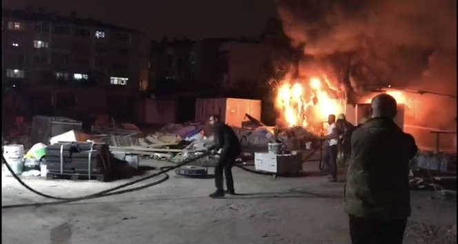 (Özel) Fatih’te otoparkta bulunan konteyner alev alev yandı