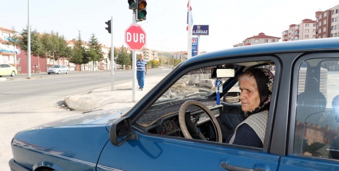 65 yaşındaki kadın sürücü, erkek şoförlere taş çıkartıyor