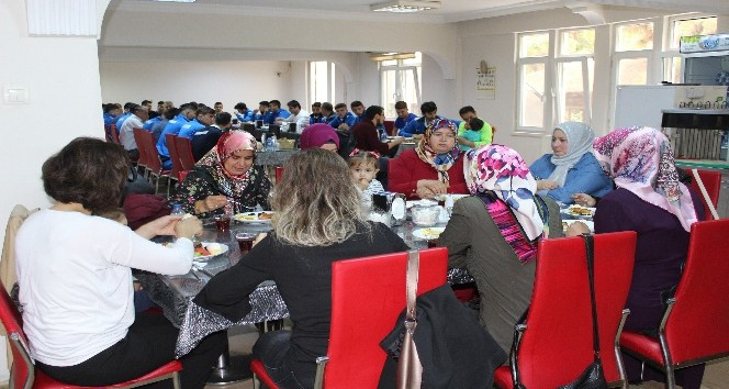 Karabükspor’da futbolcular aileleriyle ’birlik beraberlik kahvaltısı’ yaptı