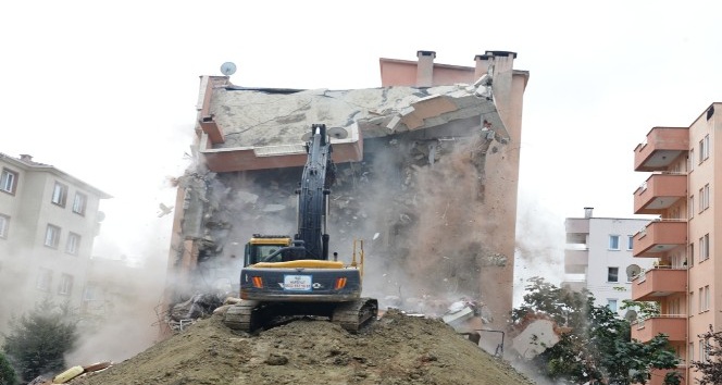 Bursa’da hasarlı apartman yıkılıyor