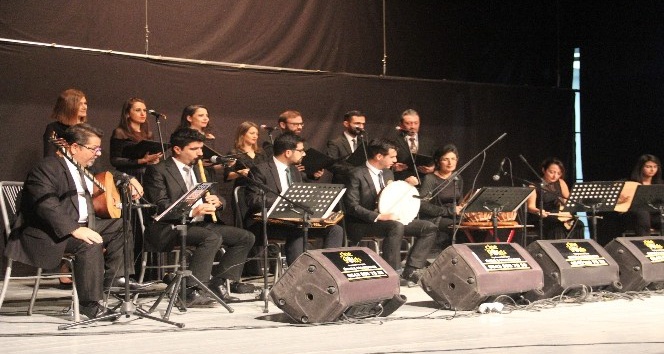 Omar Türk Müziği Hakkari’de konser verdi