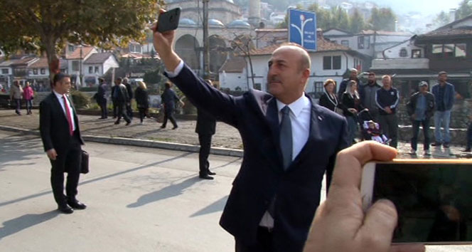 Bakan Çavuşoğlu Priştine’yi gezerken selfie çekti