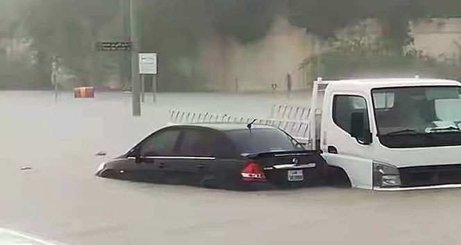 Katar’da sel felaketi, araçlar sular altında kaldı
