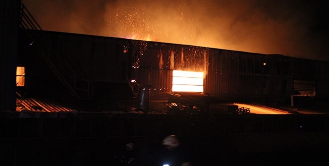 Hatay’da dev fabrika alevlere teslim oldu