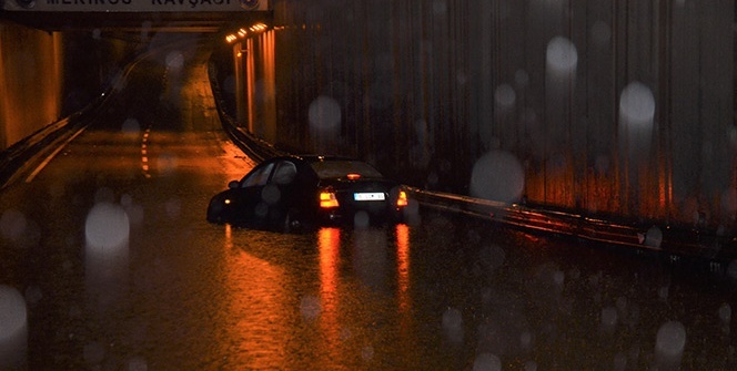 Bursa'yı sağanak vurdu, alt geçitte otomobil sürücüsü mahsur kaldı