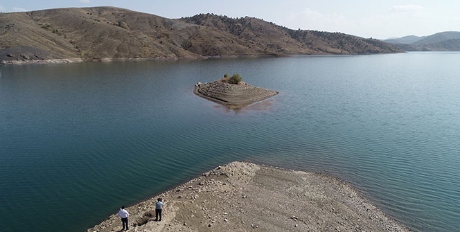 Yakınlarının mezarlarına yaklaşamıyorlar