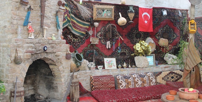 Çöpten bulduğu malzemelerle süs havuzlu şömineli bahçe yaptı