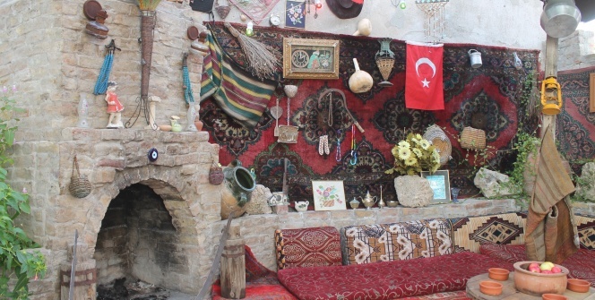 Çöpten bulduğu malzemelerle süs havuzlu şömineli bahçe yaptı