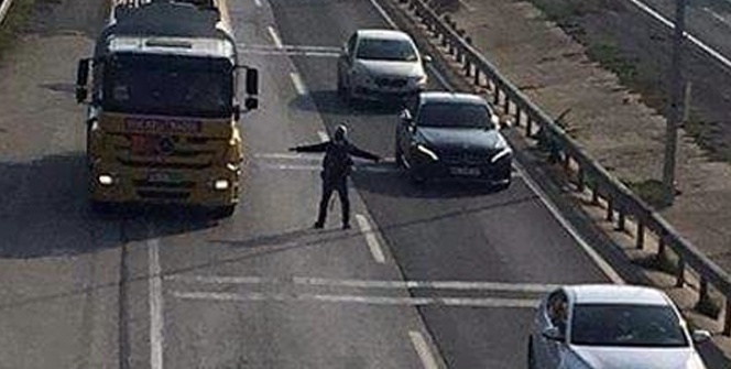 Silivri'de yola atlayıp bağırmaya başlayan şahıs ortalığı birbirine kattı