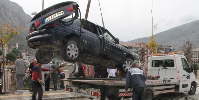 Irmağa atlayarak otomobildeki aileyi kurtardı