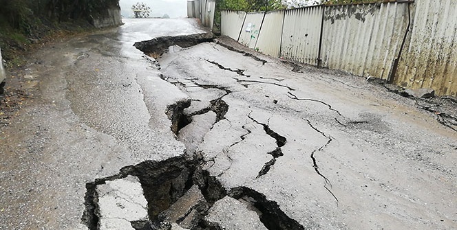 Zonguldak’ta mahalle yolu çöktü