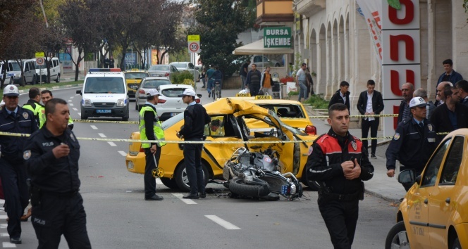 Polis motosikleti taksi ile çarpıştı: 3 yaralı