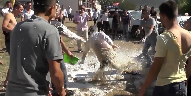 Acıdan ağzı yanan damada yangın köpüğü sıktılar