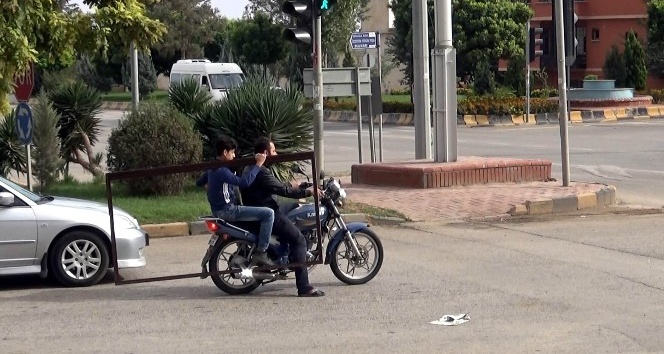 Kocaman demiri motosikletle taşıdı