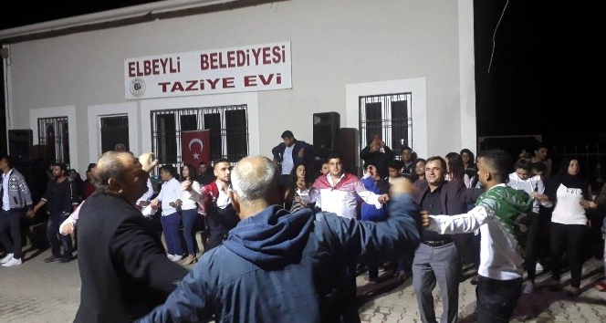 Elbeylili gençlere asker kınası yakıldı