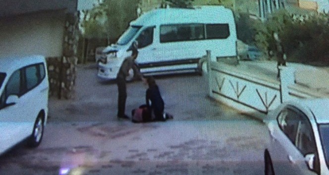 Okula giderken anne ve kızına sokak köpeği saldırdı