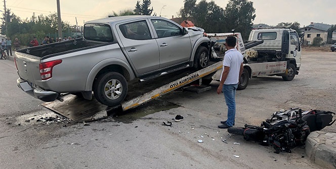 Kamyonete çarpan motosiklet üzerindeki 2 liseli ağır yaralandı