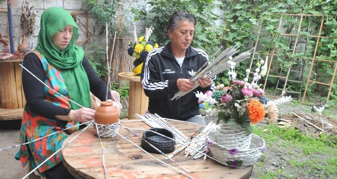 Gazete kağıtlarından ilginç ürünler yapıyor