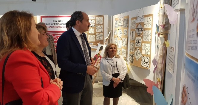 Öğrenciler eserlerini Cumhuriyet için sergiledi