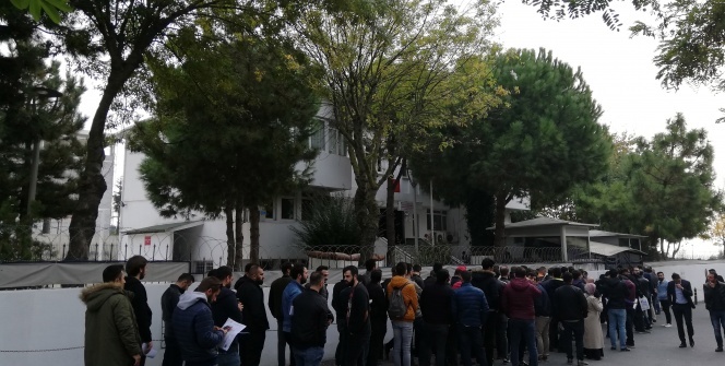 Kuyruk uzadıkça uzadı! Sabahın ilk saatlerinden itibaren sıraya girdiler