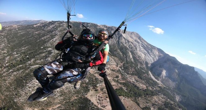 Hayko Cepkin paraşütten atladı, nefes kesti