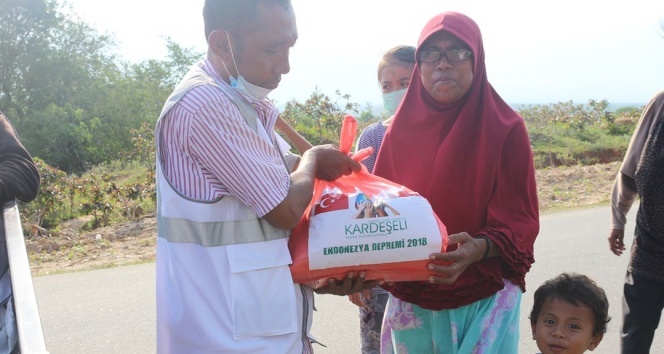 Kardeşeli Endonezya için acil yardıma devam ediyor