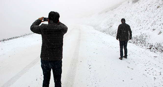 Erzurum&#039;da lapa lapa kar ve tipi