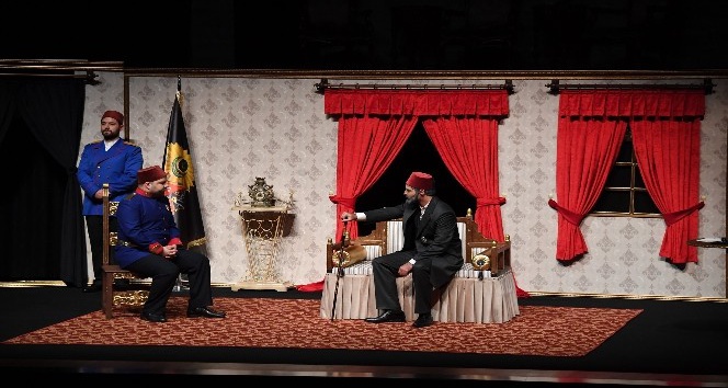 Konya Şehir Tiyatrosu perdelerini Sultan Abdülhamit’le açtı