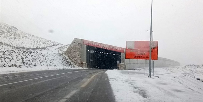 Bir anda bastırdı! Göz gözü görmedi, her yer beyaza büründü