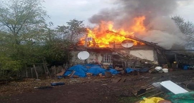 Bolu’da yanan ev kullanılamaz hale geldi