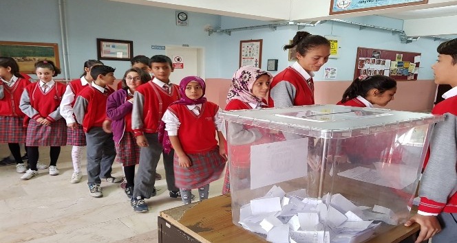 Öğrenciler okul başkanlığı için oy kullandı