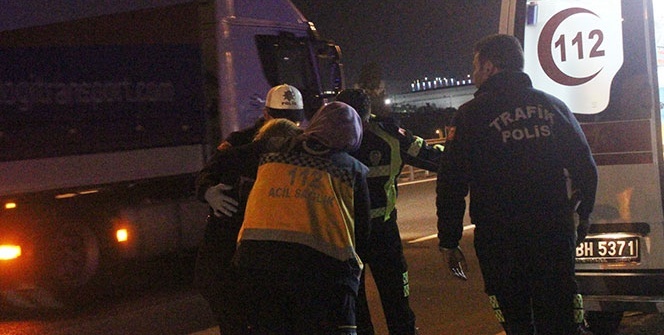 TEM’de feci kaza: Bozulan aracın başında bekleyenlere tır çarptı