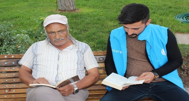 Erzincan’da gençler parkta vatandaşlarla kitap okudu