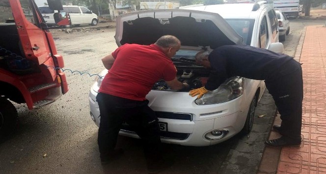 Siirt’te araç motoruna sıkışan kedi kurtarıldı
