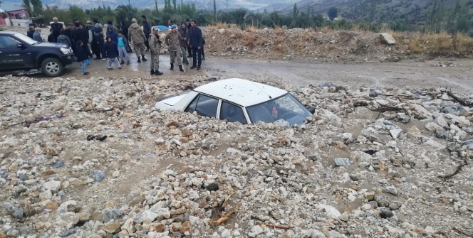 Korkutan görüntü! Kaya parçaları arasında kaldılar