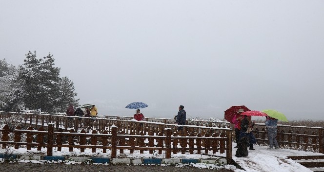 Abant Tabiat Parkı kar yağışıyla beyazlara büründü