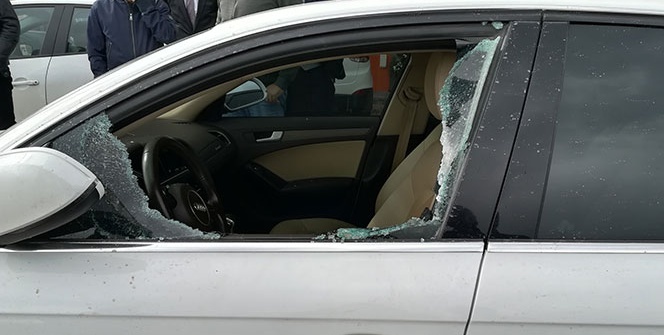 Park halindeki otomobilin camını kırıp 150 bin TL çaldılar