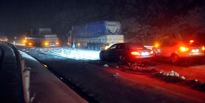 Kar yağışı Konya-Antalya karayolunu trafiğe kapattı